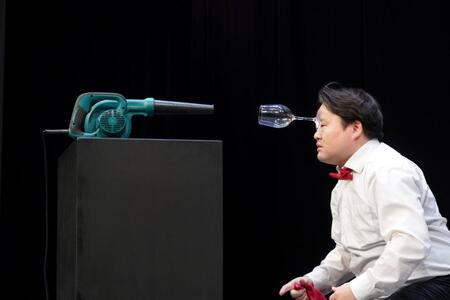 　シャキール・オニール氏の前でネタを披露したウエスＰ