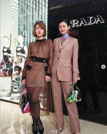 　ディー・スーの公式インスタグラム＠ｅｌｅｐｈａｎｔｄｅｅより　かつて姉妹でイベントに参加した（左から）ディー・スー、バービィー・スーさん