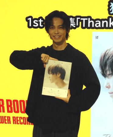 　写真撮影に応じる猪塚健太