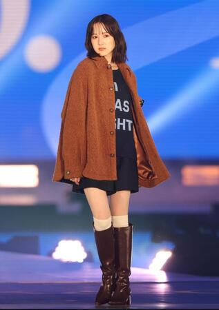 　ポーズを決める本田紗来（撮影・吉澤敬太）