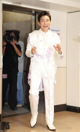 　７０歳の誕生日。報道陣のバースデーソングに驚く郷ひろみ（撮影・佐々木彰尚）