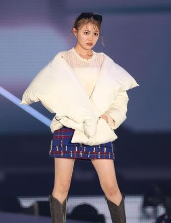 　ポーズを決める香音（撮影・吉澤敬太）