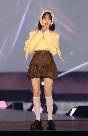 　ポーズを決める本田紗来（撮影・佐々木彰尚）