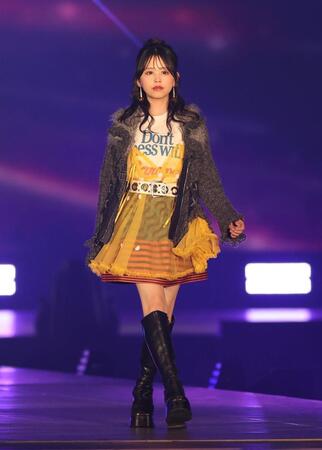 　ランウェーを歩く梶原叶渚（撮影・佐々木彰尚）