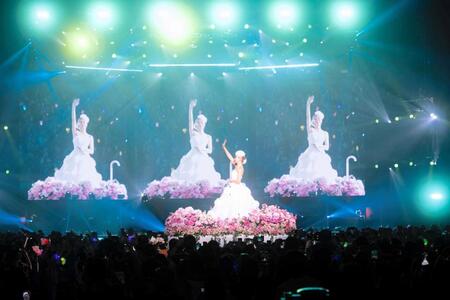 　移動ステージに乗った倖田來未（撮影：田中聖太郎）