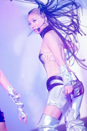 　ダイナミックなパフォーマンスを見せる倖田來未（撮影：田中聖太郎）