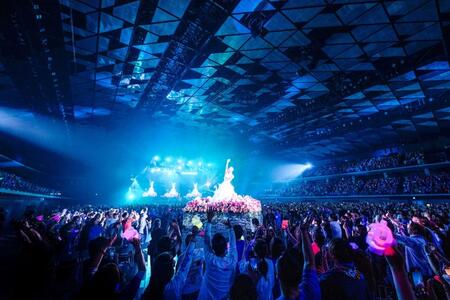 　移動ステージに乗った倖田來未（撮影：田中聖太郎）