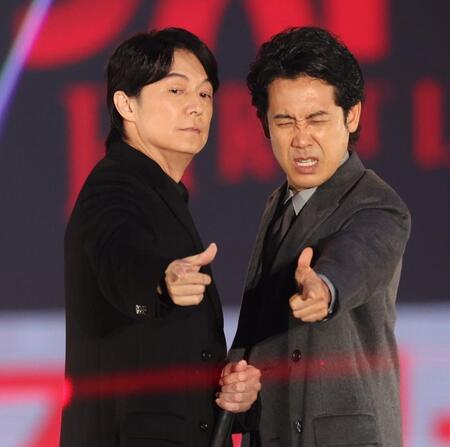 　ポーズを決める福山雅治（左）と大泉洋（撮影・吉澤敬太）