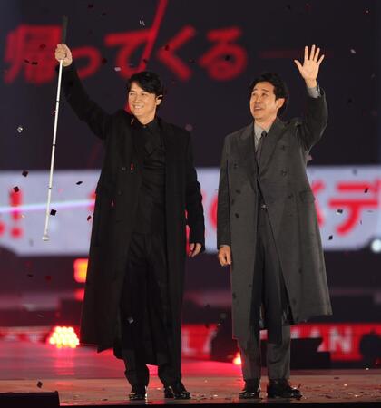 　手を振る福山雅治（左）と大泉洋（撮影・吉澤敬太）