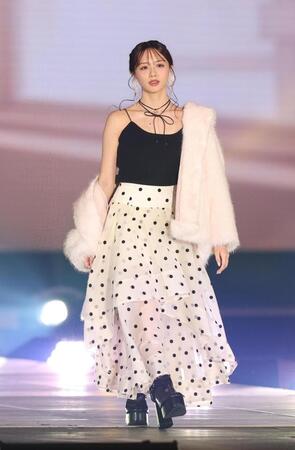 　ランウェーを歩く森香澄（撮影・佐々木彰尚）