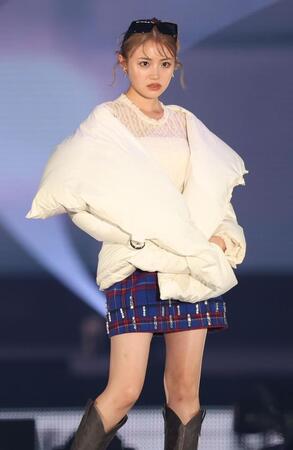 　ポーズを決める香音（撮影・吉澤敬太）