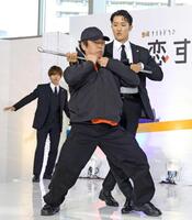 　アクションを披露した岩本照（右）。後方左は藤原丈一郎（撮影・西岡正）