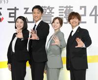 　笑顔でポーズを決める（左から）成海璃子、岩本照、白石麻衣、藤原丈一郎（撮影・西岡正）