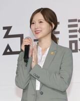 　制作発表で笑顔を見せる白石麻衣（撮影・西岡正）