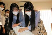 　ボランティア体験をした左から伊藤百花、丸山ひなた