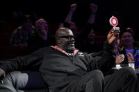 　芸人のネタを鑑賞し「〇」と満足げに判定するシャキール・オニール氏