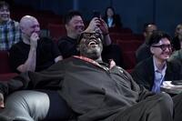 　芸人のネタに爆笑するシャキール・オニール氏