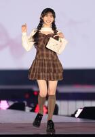 　笑顔を見せる乃木坂４６の川﨑桜（撮影・吉澤敬太）