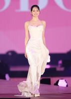 　ランウェーを歩くなごみ（撮影・吉澤敬太）