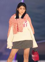 　ポーズを決める堀越麗禾（撮影・吉澤敬太）