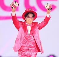 　手を振る藤森慎吾（撮影・吉澤敬太）