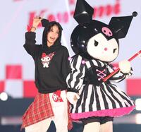 　クロミ（右）とポーズを決める王林（撮影・吉澤敬太）