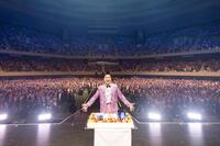 　ステージ上で誕生日ケーキをともにファンと記念撮影する郷ひろみ＝撮影：河村美貴（田中聖太郎写真事務所）