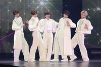 　熱いパフォーマンスを見せるＬｉＫＥ　ＬＥＧＥＮＤの大橋和也（中央）ら（撮影・佐々木彰尚）