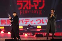 　バズーカ-を打つ福山雅治（左）と大泉洋（撮影・吉澤敬太）