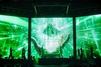 　天井から宙乗りで登場した倖田來未（撮影：田中聖太郎）