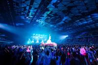 　移動ステージに乗った倖田來未（撮影：田中聖太郎）