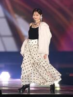 　ポーズを決める森香澄（撮影・佐々木彰尚）