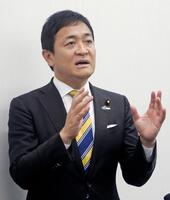 　長崎市で記者団の取材に答える国民民主党の玉木代表