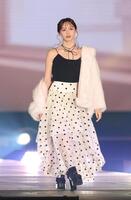 　ランウェーを歩く森香澄（撮影・佐々木彰尚）