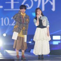 　ポーズを決める長尾謙杜（左）と山田杏奈（撮影・佐々木彰尚）