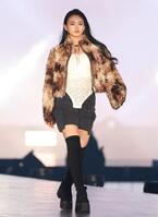 　ランウェーを歩く櫻坂４６・山﨑天（撮影・吉澤敬太）