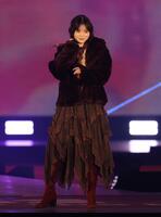 　ポーズを決める真鍋凪咲（撮影・佐々木彰尚）