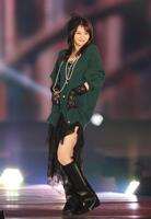 　ポーズを決める板倉可奈（撮影・佐々木彰尚）