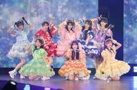 　かわいらしくポーズを決めるＣＵＴＩＥ　ＳＴＲＥＥＴ（撮影・吉澤敬太）