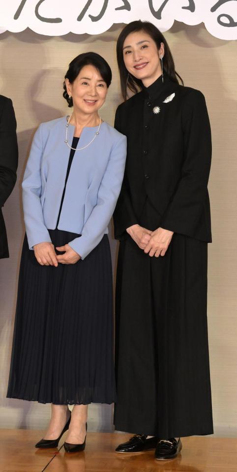 　フォトセッションでポーズをとる吉永小百合（左）と天海祐希（撮影・金居みつよし）