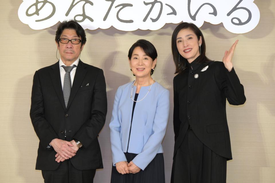 　会見後のフォトセッションに応じる（左から）阪本順治監督、吉永小百合、天海祐希（撮影・金居みつよし）