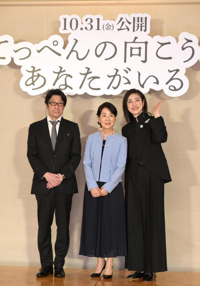 　会見後のフォトセッションに応じる（左から）阪本順治監督、吉永小百合、天海祐希（撮影・金居みつよし）