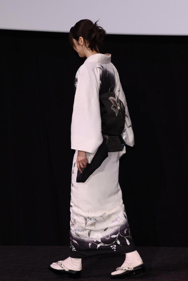 　会場を後にする長澤まさみ（撮影・佐々木彰尚）