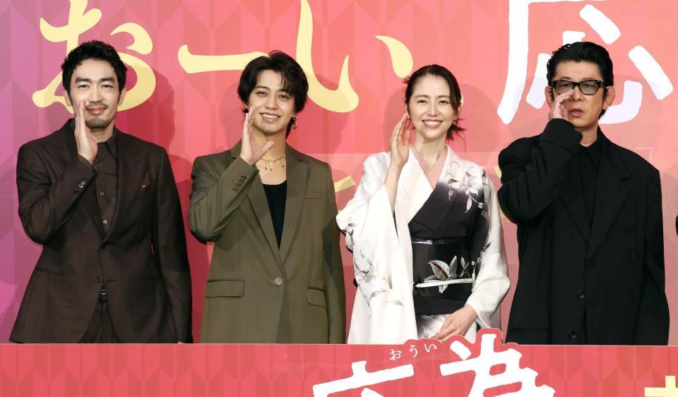 　笑顔でポーズをとる（左から）大谷亮平、高橋海人、長澤まさみ、永瀬正敏（撮影・佐々木彰尚）