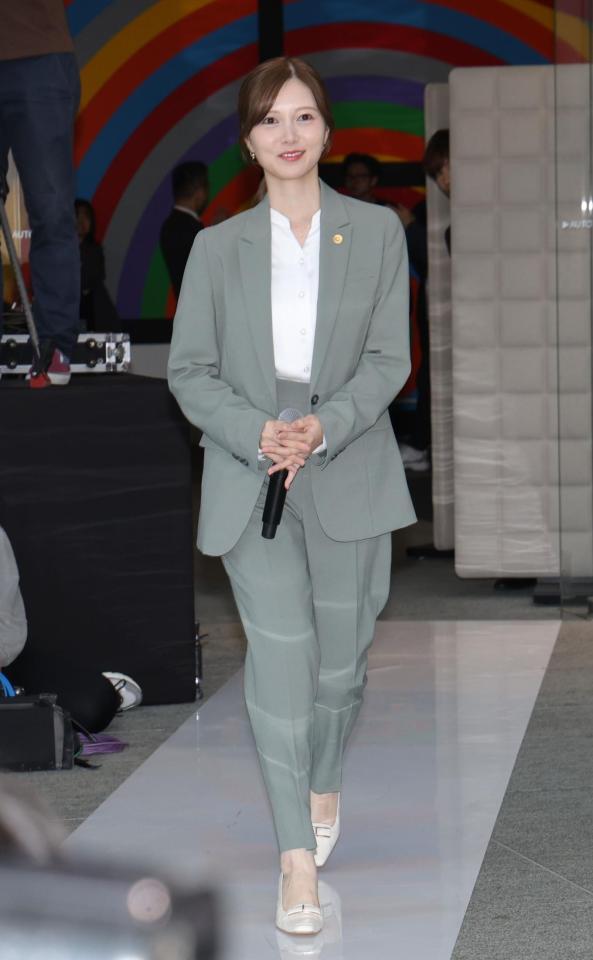 　制作発表に登壇する白石麻衣（撮影・西岡正）