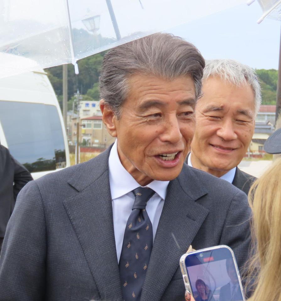 　主演映画「港のひかり」のロケ地輪島市を訪問した舘ひろし