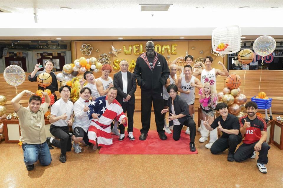 　吉本の劇場を訪れたシャキール・オニール氏（中央右）と吉本興業の岡本昭彦代表取締役社長（同左）と芸人一同