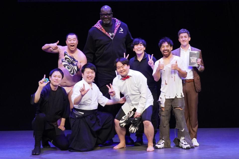 　ウエスＰ（前列中央）ら、ネタを披露した芸人らと満面の笑みで撮影に応じたシャキール・オニール氏（後列同）