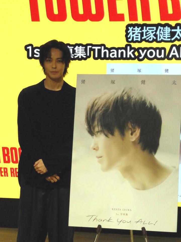 　写真撮影に応じる猪塚健太