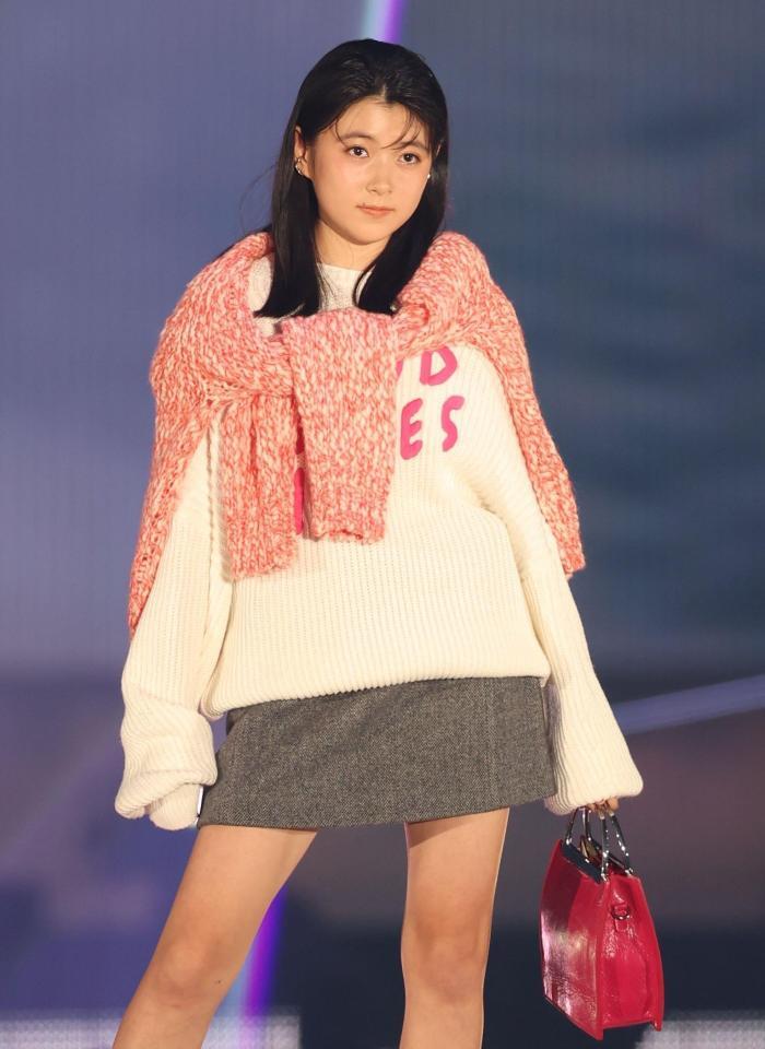 　ポーズを決める堀越麗禾（撮影・吉澤敬太）